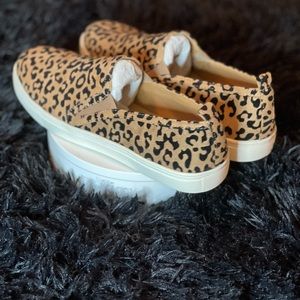 Black and tan leopard print slip on shoe lightweight and very comfortable.